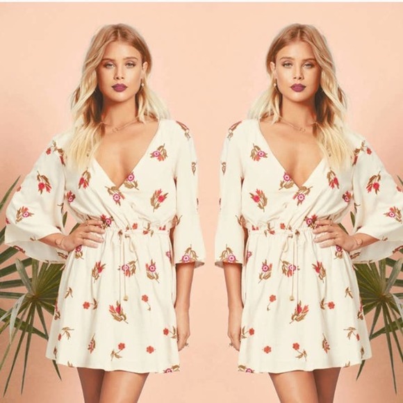 Lovers & Friends Dress Small Beige Embroidered Rose Floral V-Neck Short Sleeve - Picture 11 of 12